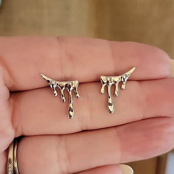 OIL DRIP SMALL CRAWLER STUD EARRINGS - Picture 5 of 8